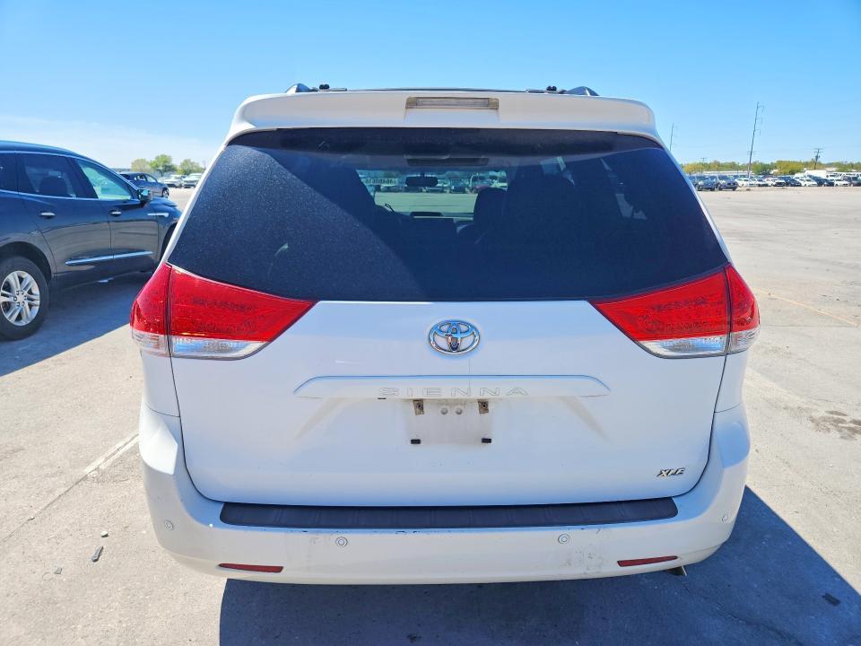 2014 Toyota Sienna xle 8-passenger