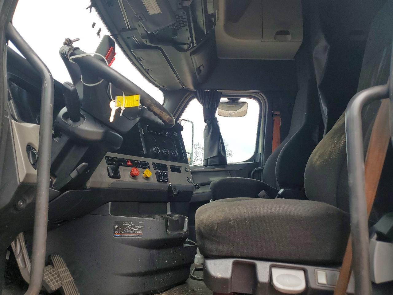 2019 Freightliner Cascadia 126 Semi Truck