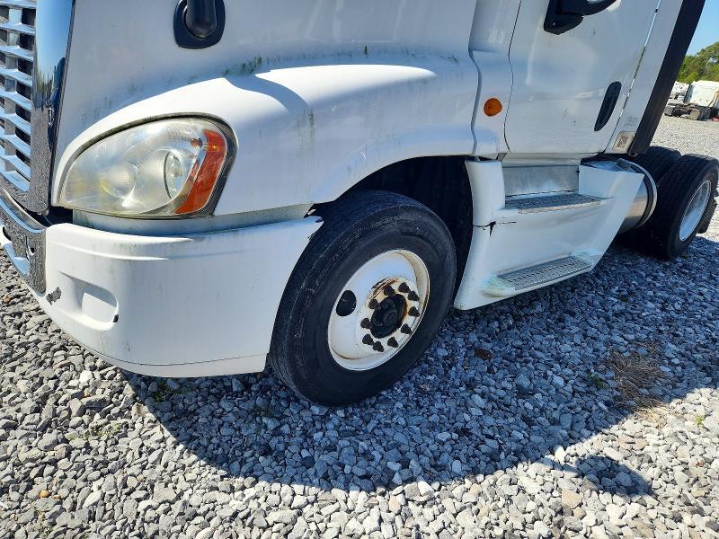 2014 Freightliner Cascadia Semi Truck