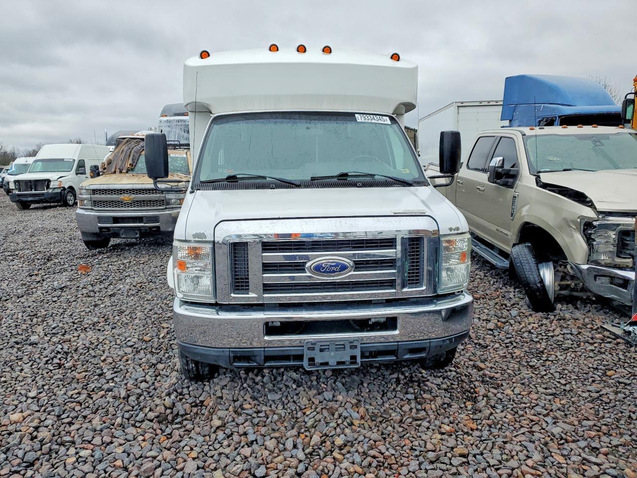 2015 Ford Econoline E350 Super Duty Cutaway Van