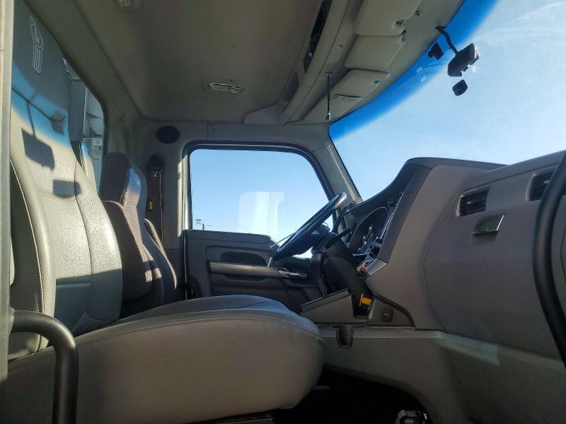 2016 Kenworth T680 Semi Truck