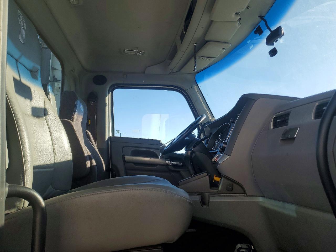 2016 Kenworth T680 Semi Truck