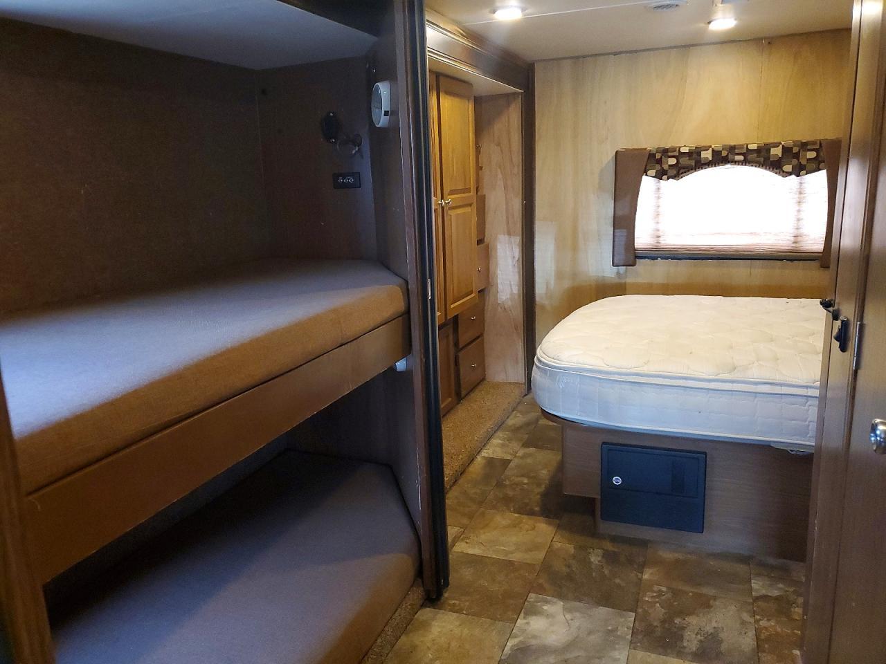 2015 Ford Econoline E450 Super Duty Cutaway Van