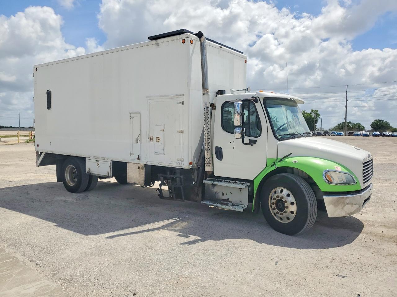 2014 Freigliner 2014 Freightliner Business Class M2 BOX Truck