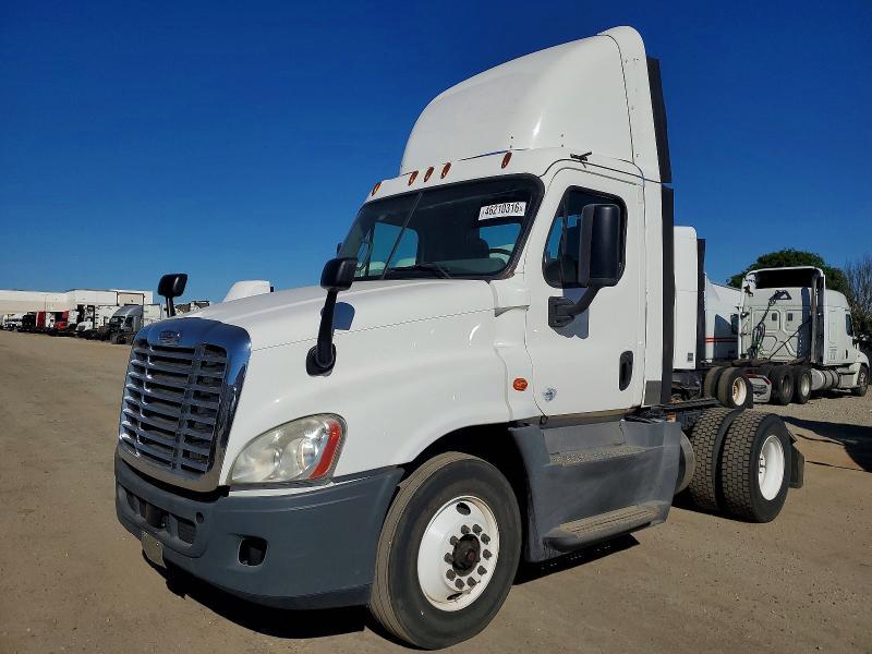 2016 Freightliner Cascadia 1-Semi Truck