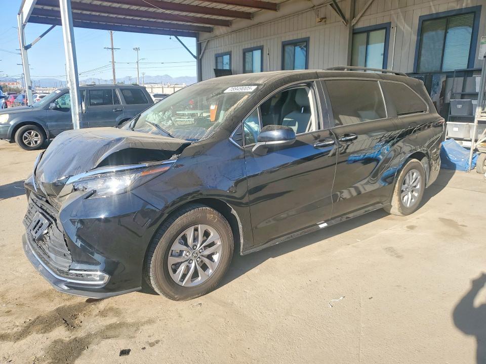 2023 Toyota Sienna xle 8-passenger