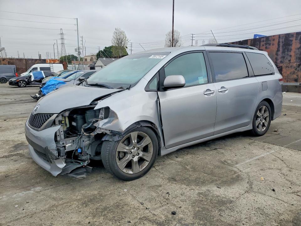 2012 Toyota Sienna se 8-passenger