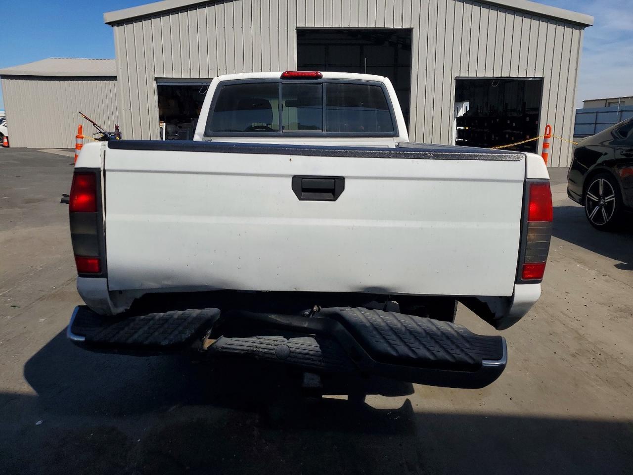 2000 Nissan Frontier XE