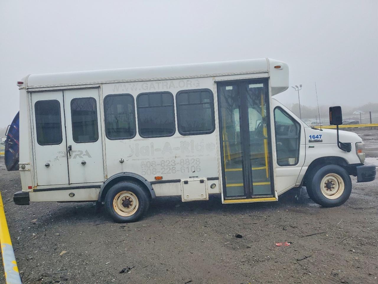 2016 Ford Econoline E350 Super Duty Cutaway Van