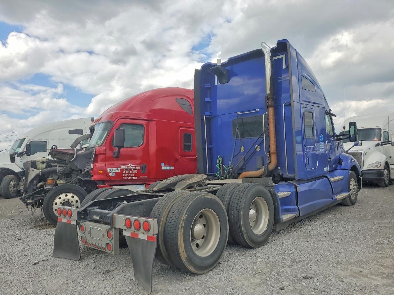 2015 Kenworth T680 Semi Truck
