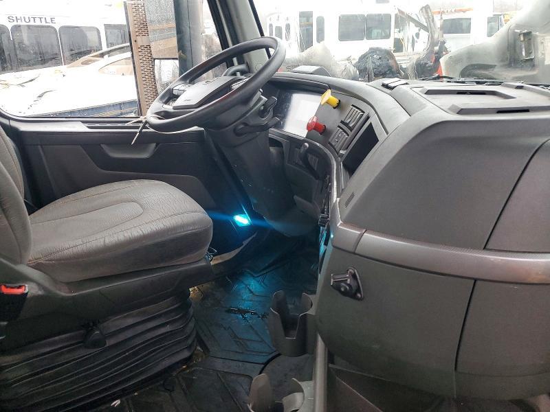 2019 Volvo VNR Semi Truck