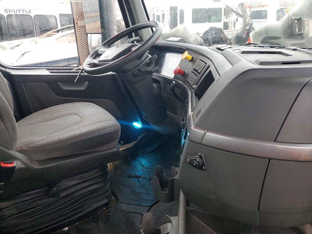 2019 Volvo VNR Semi Truck