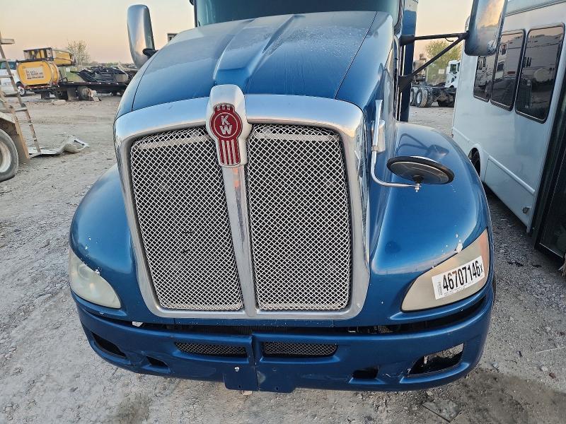 2013 Kenworth T660 Semi Truck