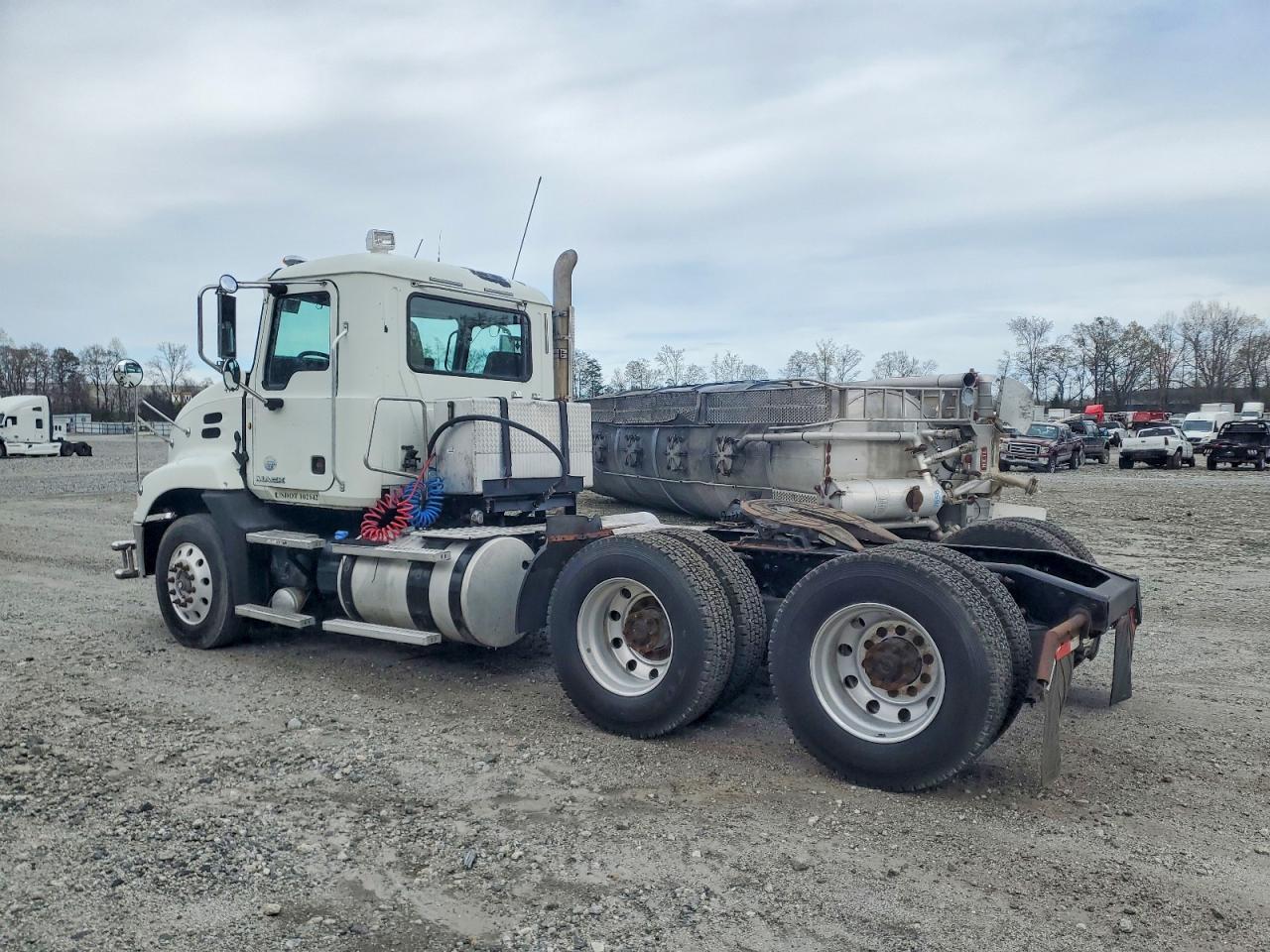 2014 Mack 600 CXU613-Semi Truck