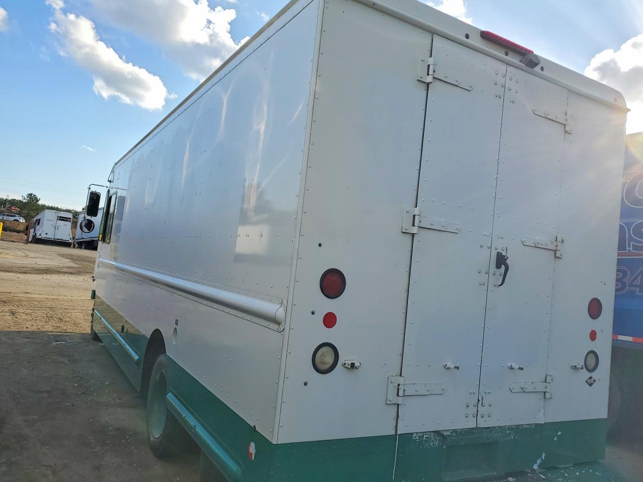 2017 Freigliner 2017 Freightliner MT45G Chassis Delivery Truck