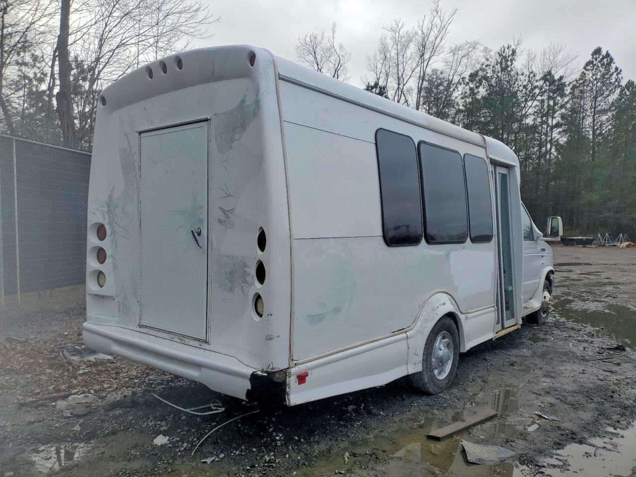 2015 Ford Econoline E350 Super Duty Cutaway Van