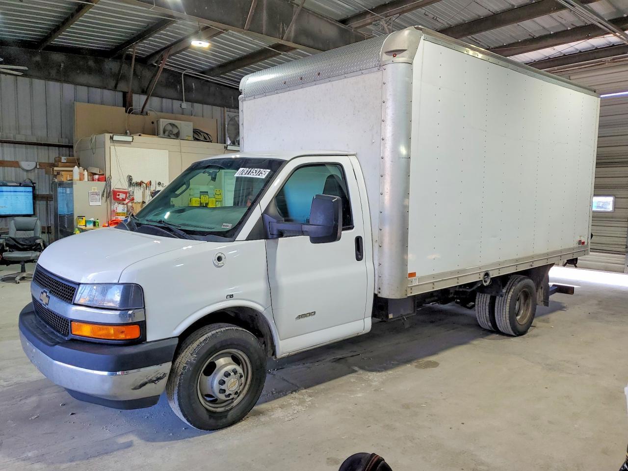 2017 Chev Express 4500 W/14' BOX