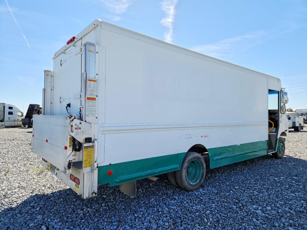 2015 Freightliner MT45G Chassis Delivery Truck