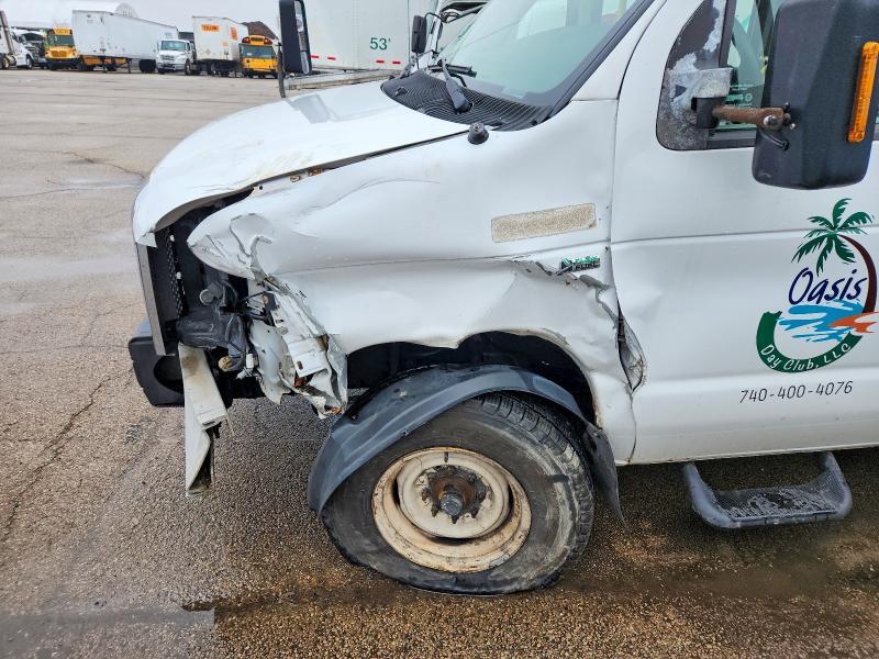 2014 Ford Econoline E350 Super Duty Cutaway Van