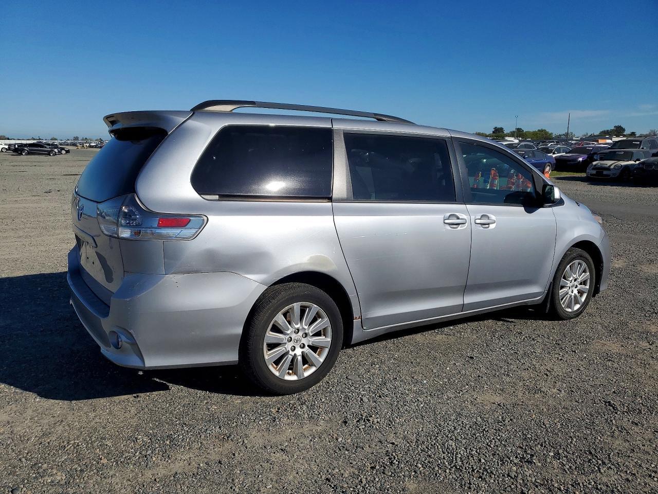 2012 Toyota Sienna le 7-passenger