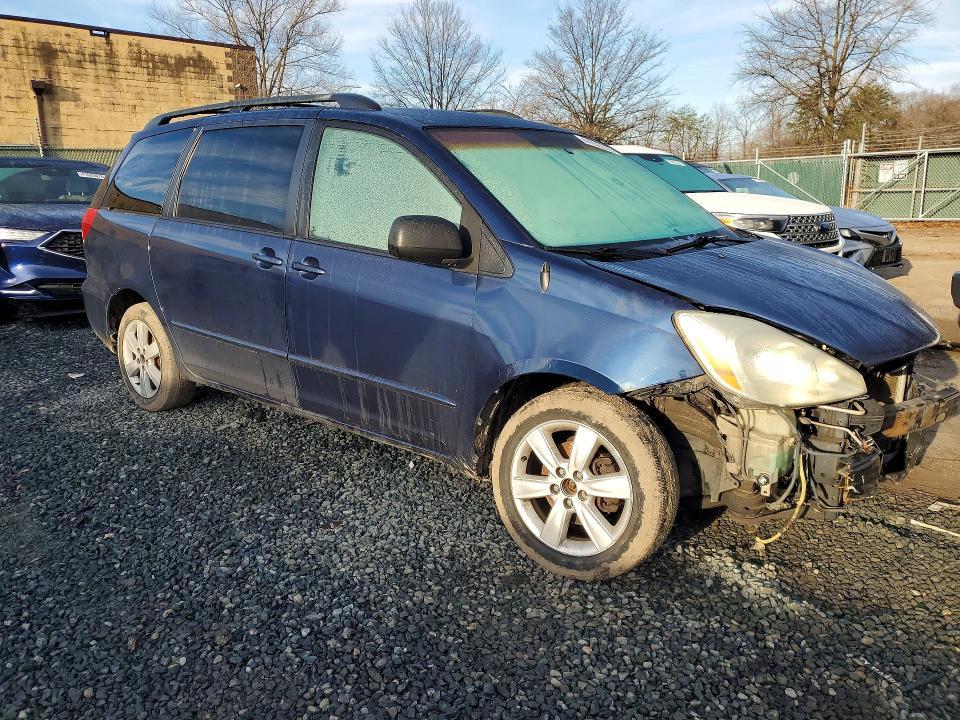 2004 Toyota Sienna le 8 Passenger
