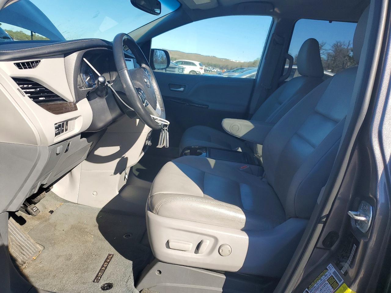 2017 Toyota Sienna xle 8-passenger