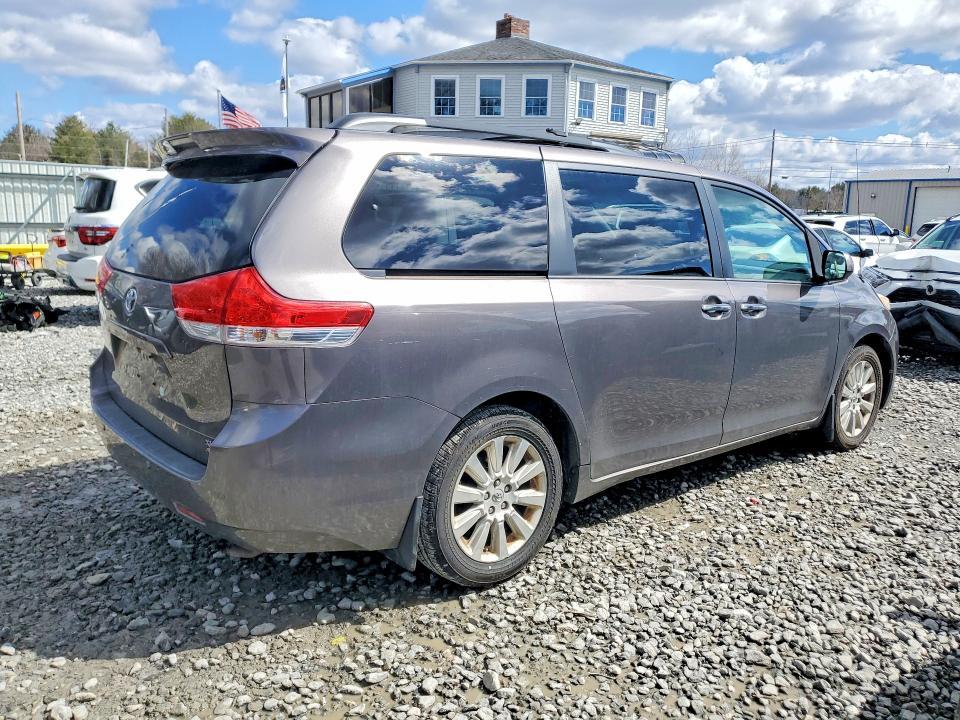 2013 Toyota Sienna xle 7-passenger