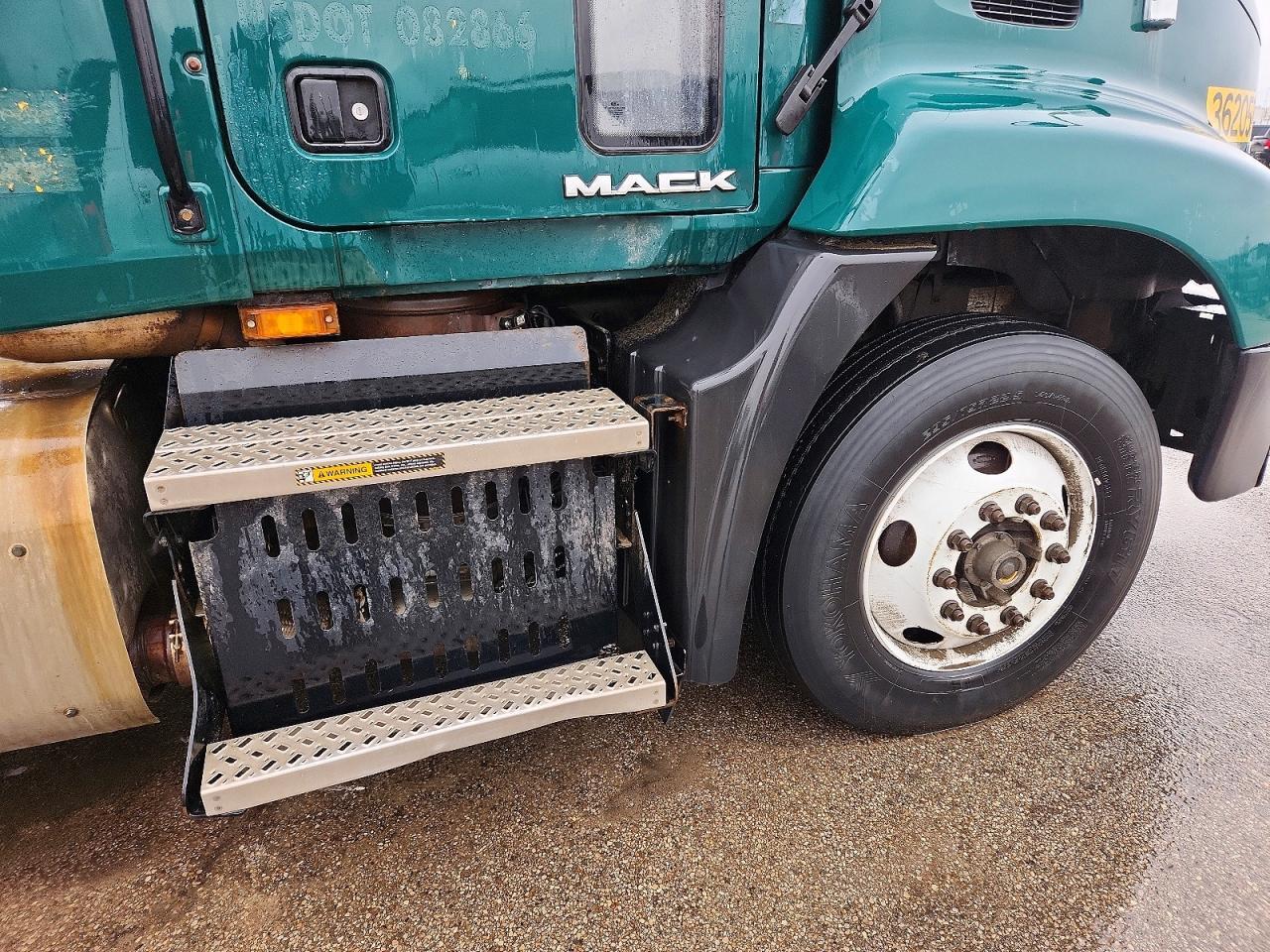 2017 Mack CX612 Semi Truck