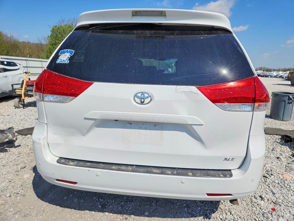 2011 Toyota Sienna xle 8-passenger