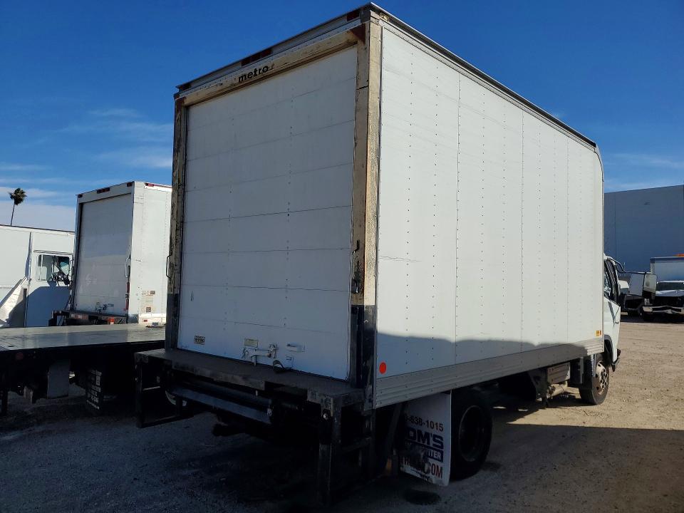 2012 Mitsubishi Fuso Fec72s box Truck