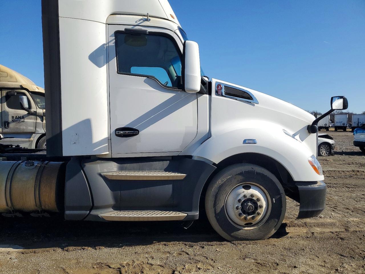 2016 Kenworth T680 Semi Truck