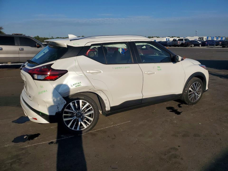 2022 Nissan Kicks sv