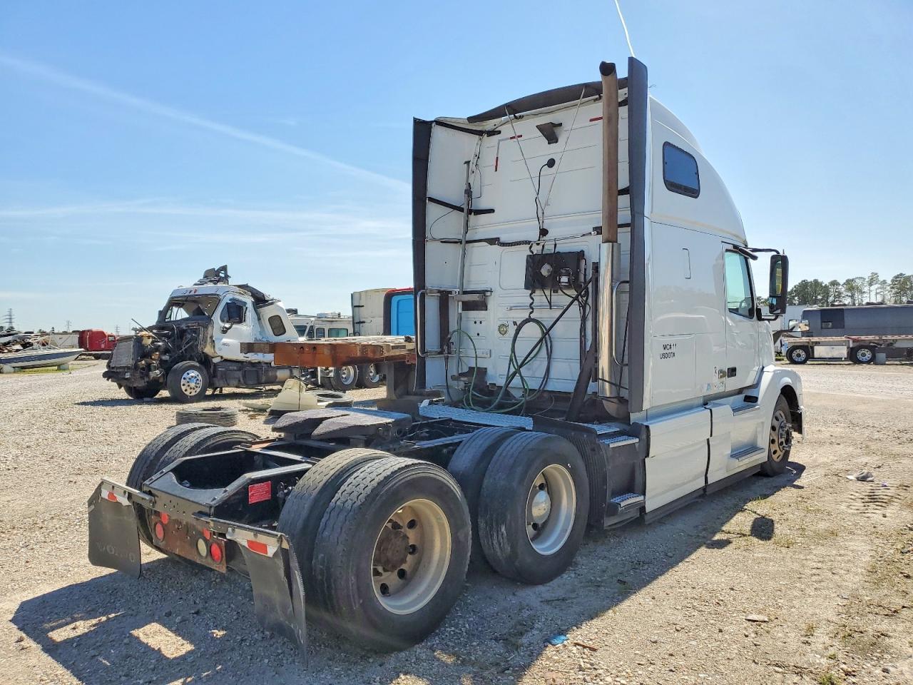 2015 Volvo VNL Semi Truck
