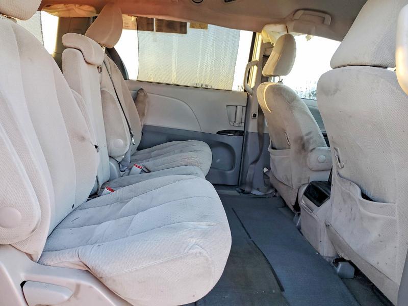 2014 Toyota Sienna le 8-passenger