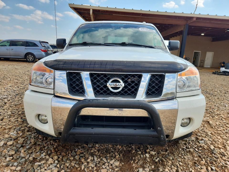 2015 Nissan Titan sv