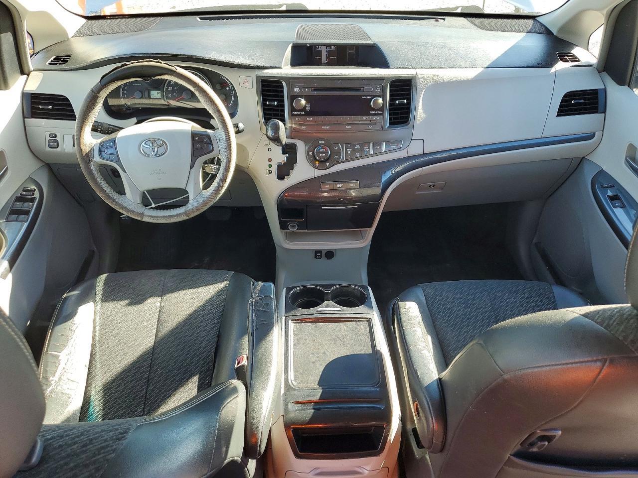 2012 Toyota Sienna le 7-passenger