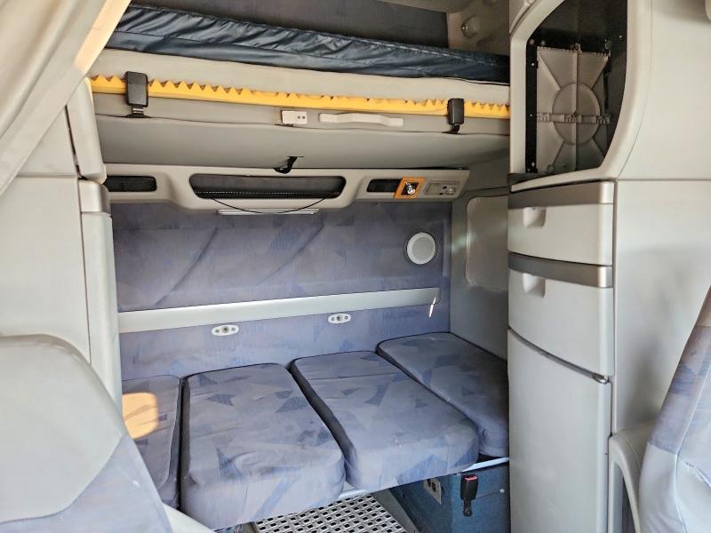 2003 Volvo VNL Semi Truck