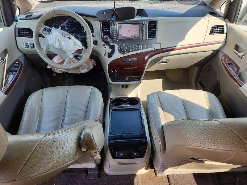 2011 Toyota Sienna xle 8-passenger