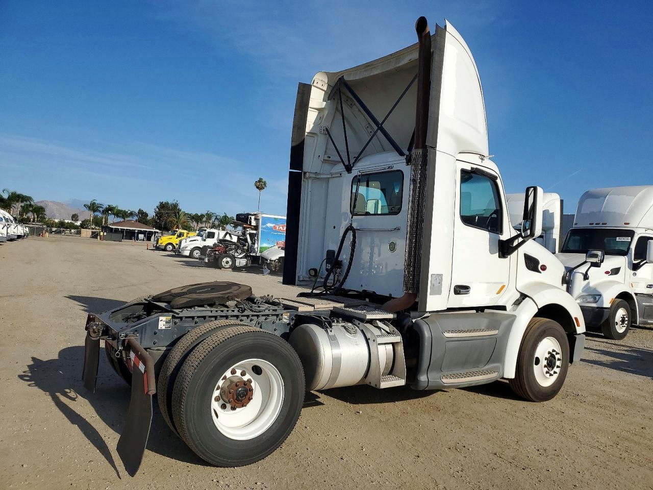2017 Peterbilt 579 Semi Truck