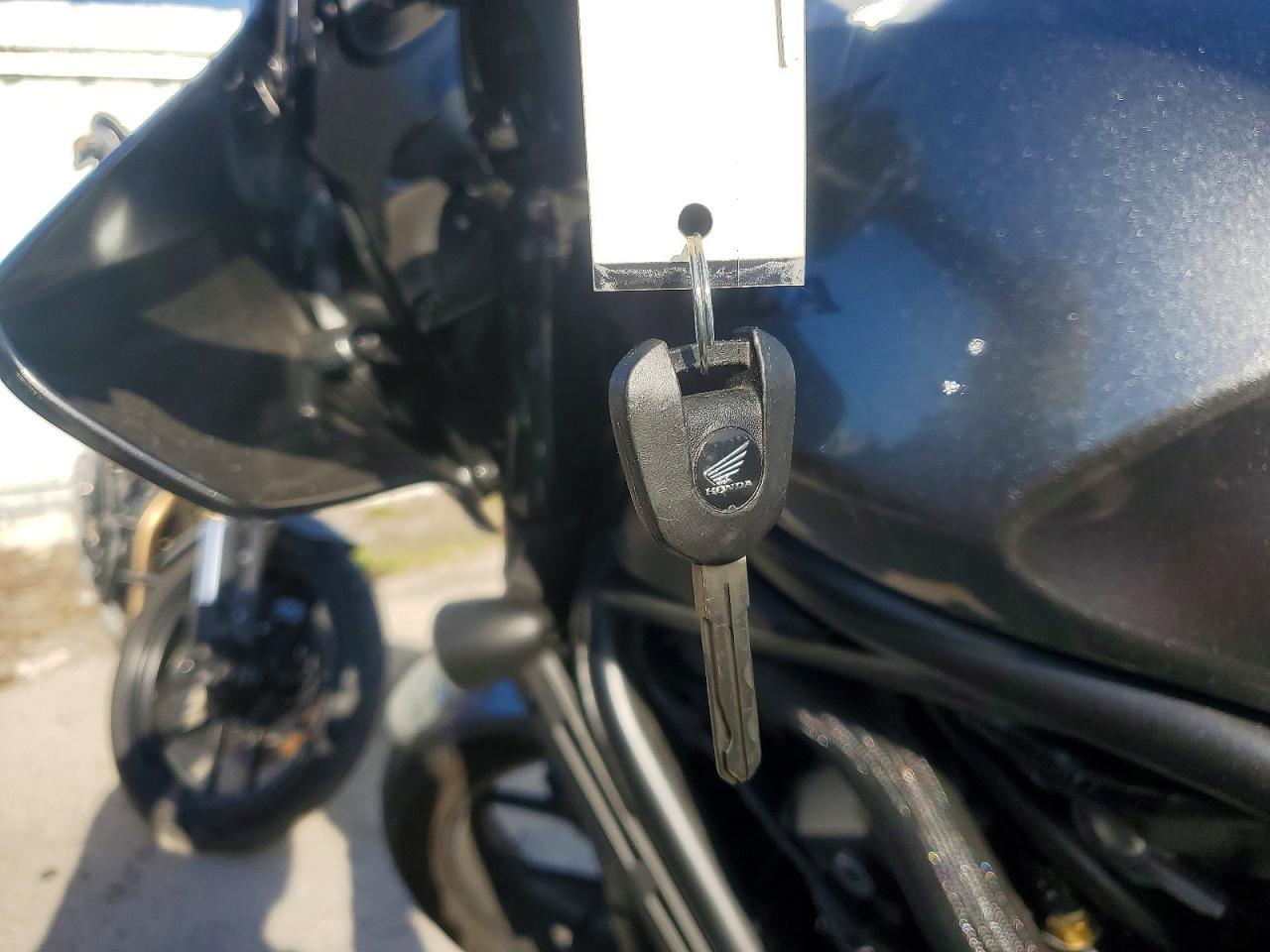 2025 Honda CMX1100 D2