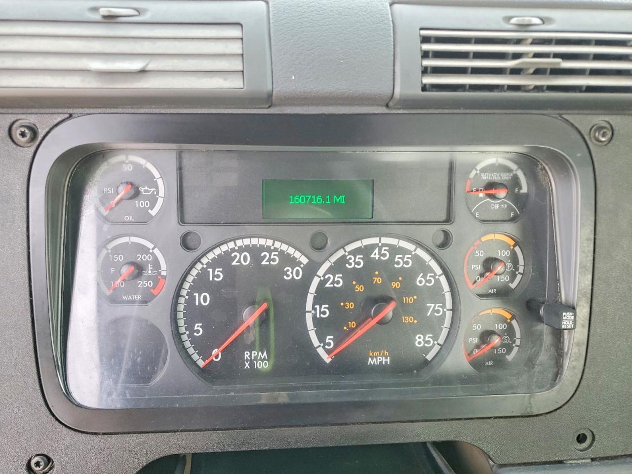 2016 Freightliner Cascadia 113 Semi Truck