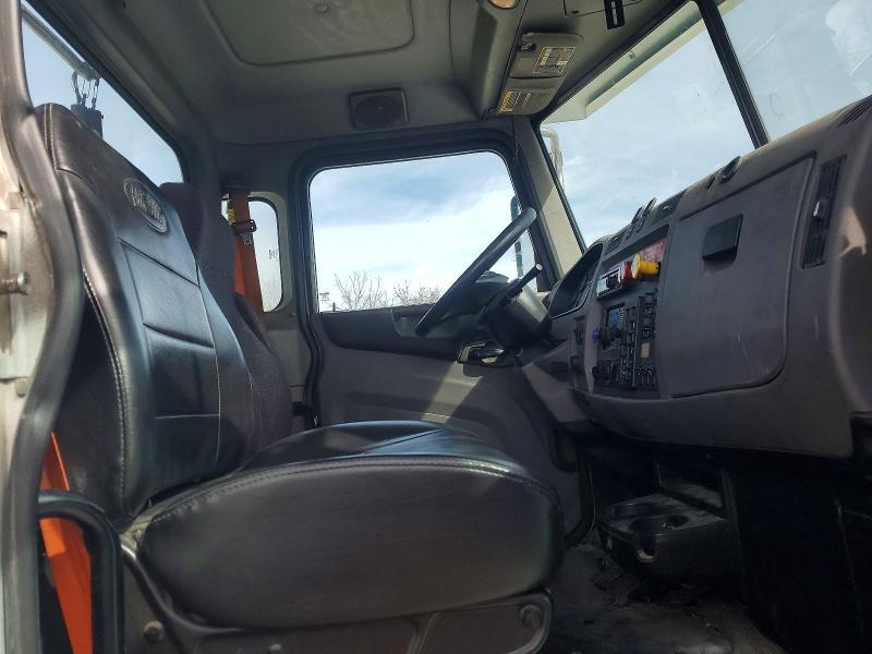 2017 Peterbilt 348 Semi Truck