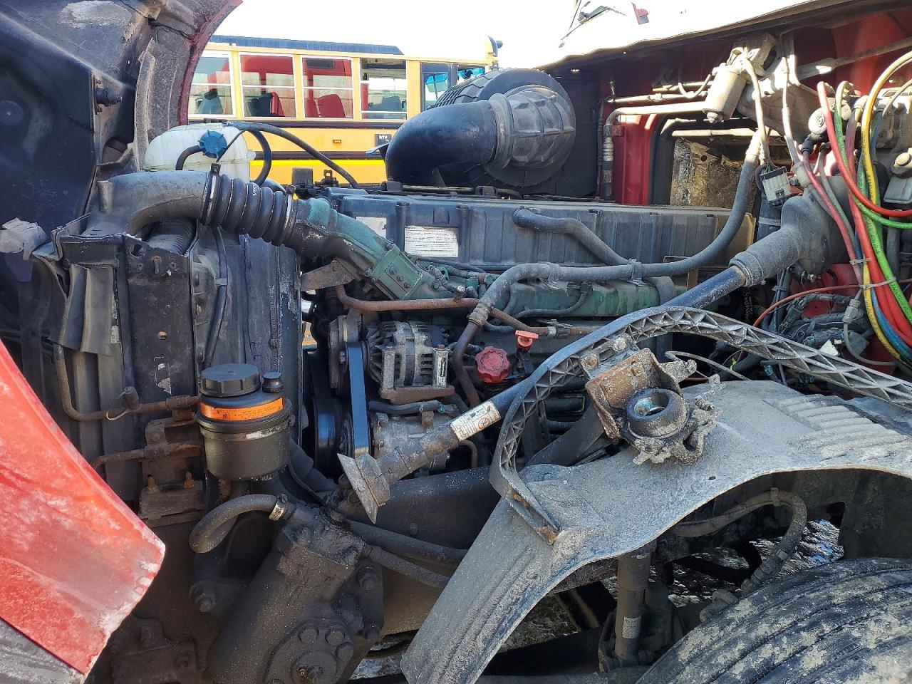 2005 Volvo VNL Semi Truck