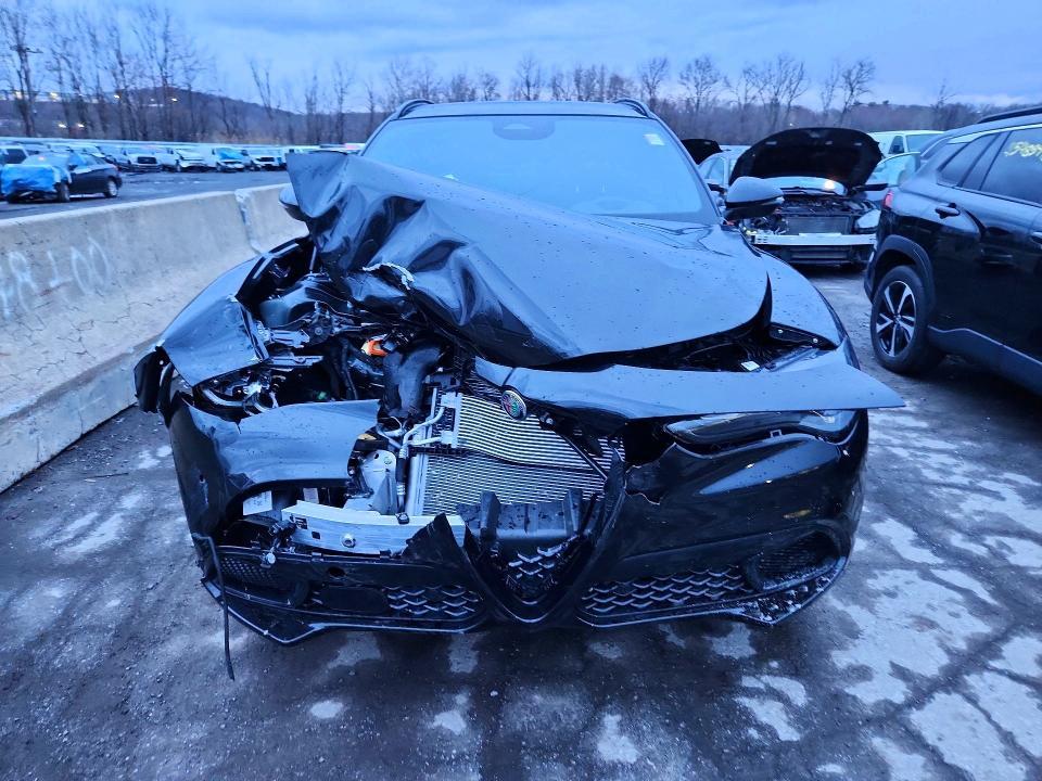 2025 Alfa Romeo Stelvio Base