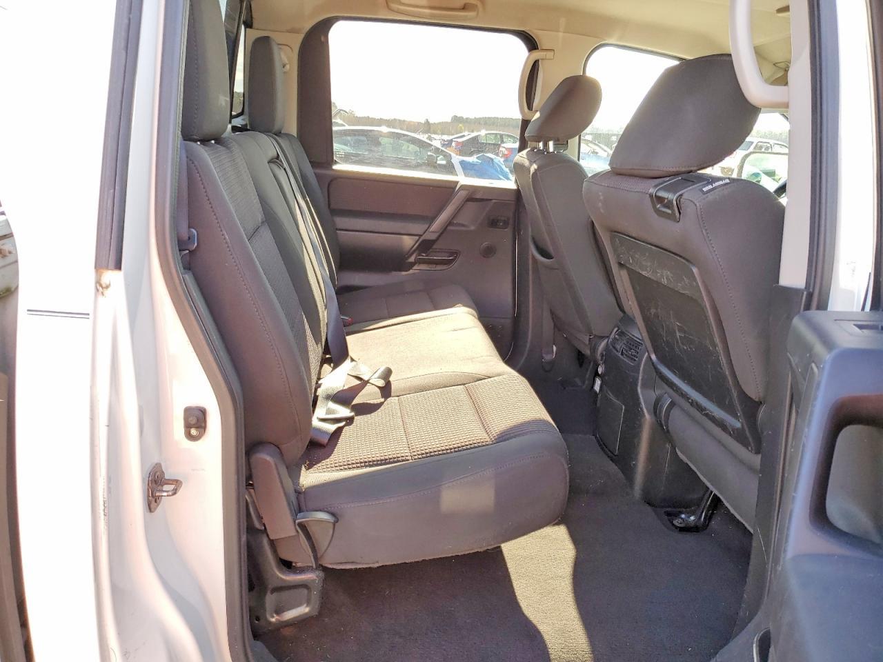 2013 Nissan Titan SV