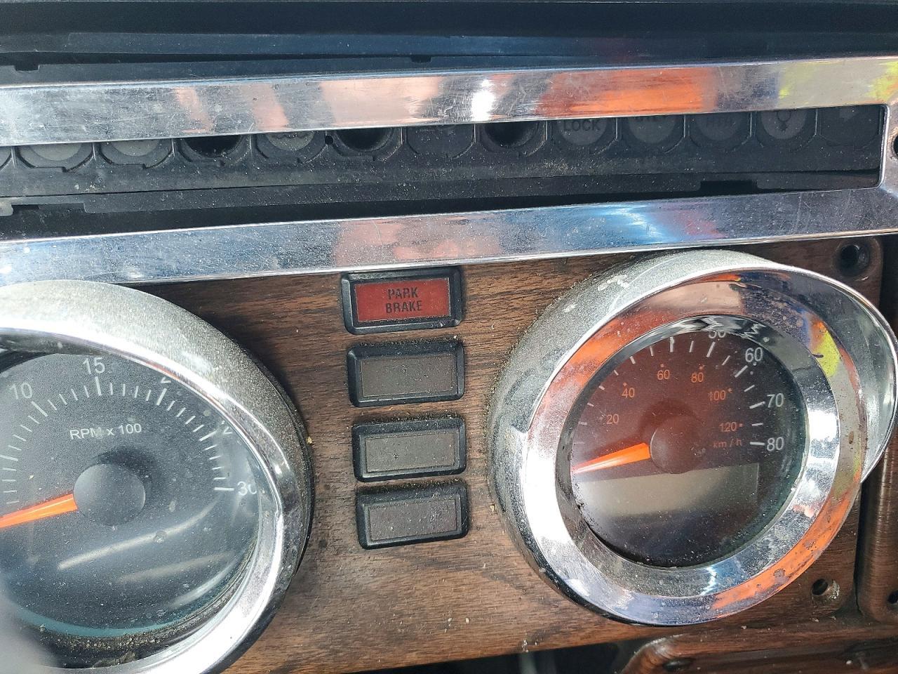 2002 Freigliner 2002 Freightliner FLD112 Semi Truck