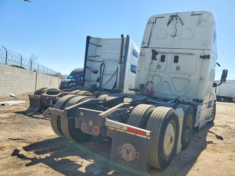 2016 Freightliner Cascadia 125 Semi Truck