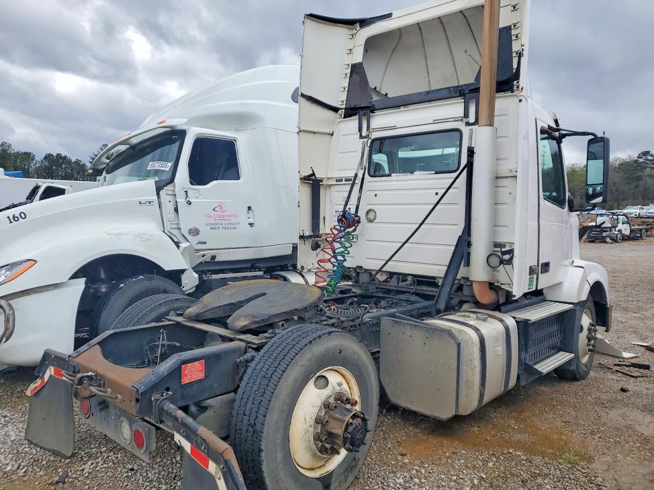 2015 Volvo VNL Semi Truck