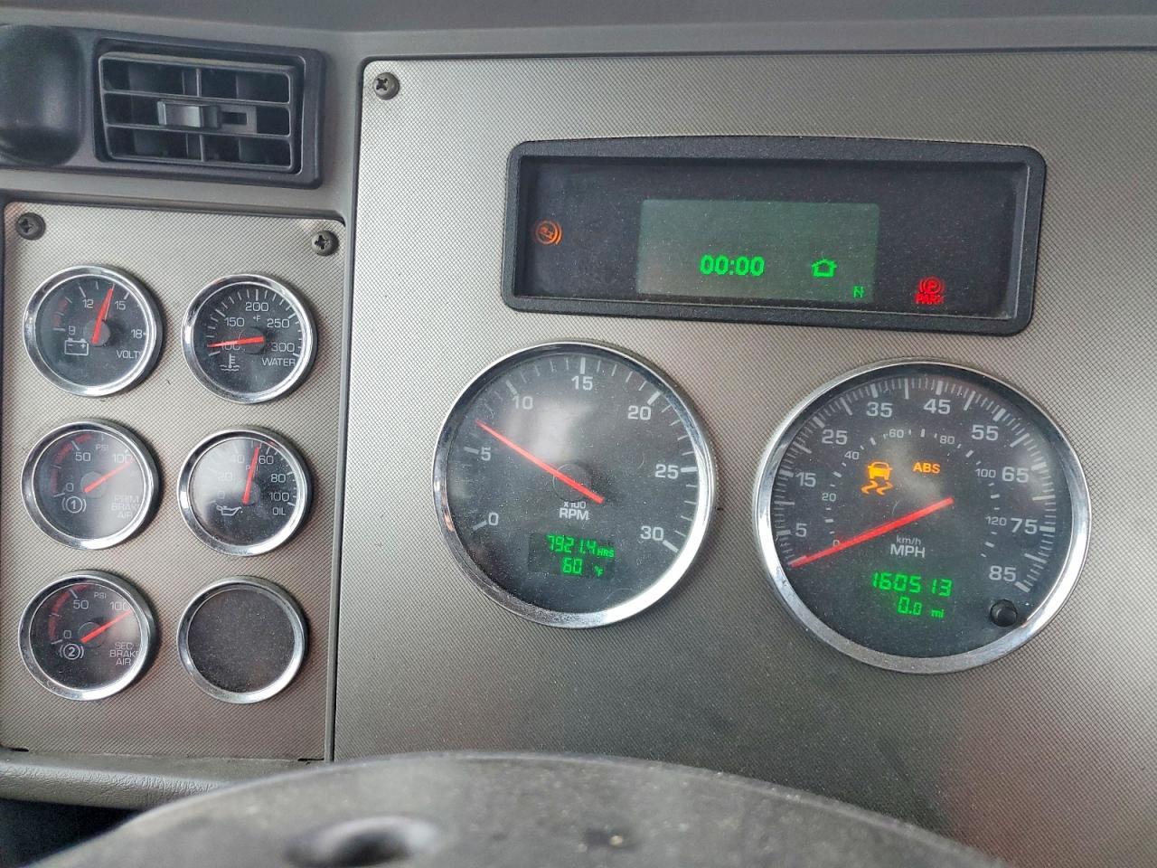 2015 Kenworth T330 Semi Truck