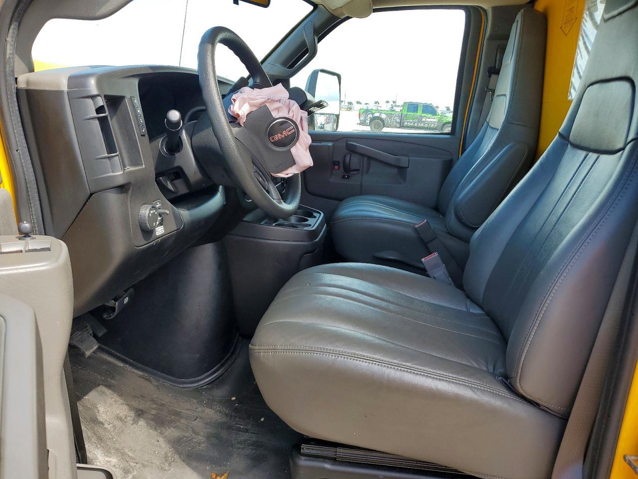 2022 GMC Savana BOX Truck